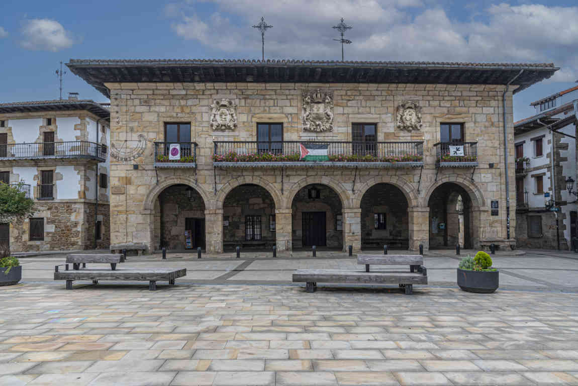 Vizcaya - Otxandio 03 - plaza Nagusia - Ayuntamiento.jpg